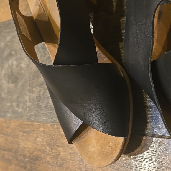 Cobb Hill Black Sandals with Wooden Heel - Picture 3 of 10